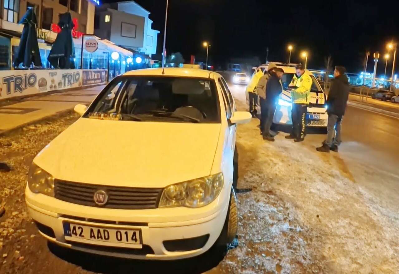 İzleyen pes dedi! Alkollü yakalandı, ceza makbuzuyla araç başında da içti 10